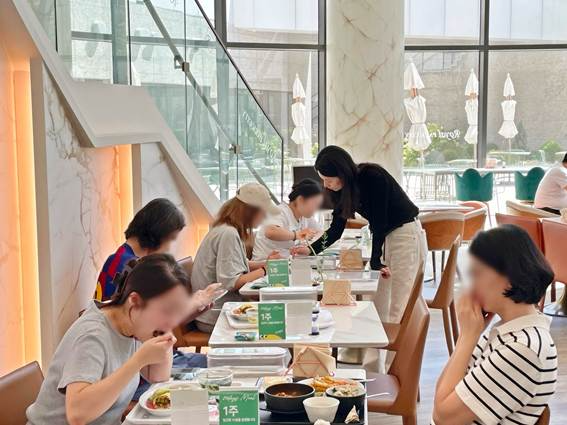 풀무원푸드앤컬처가 운영하는 ‘웰니스 검암1·2단지’ 위탁급식 사업장에서 지속가능식생활 체험 식단 프로그램을 진행하고 있다.