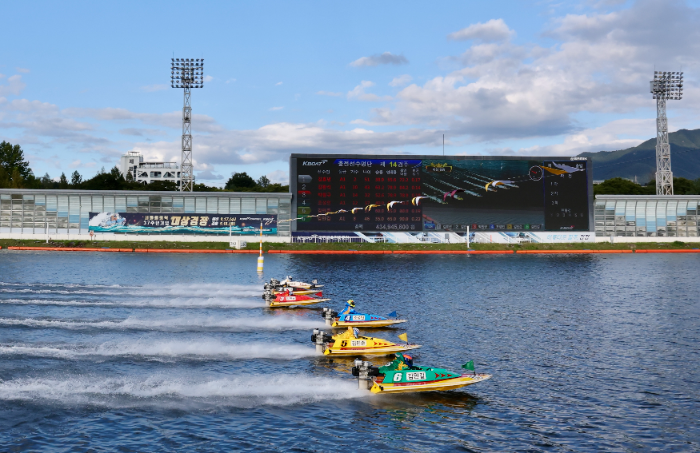 18일(목) 14경주로 열린 결승전에서 선수들이 일제히 물보라를 일으키며 경주를 시작하고 있다.