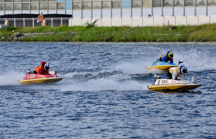 김효년이 탑승한 1호정(흰색)이 가장 빨리 결승선을 향해 질주하고 있다.