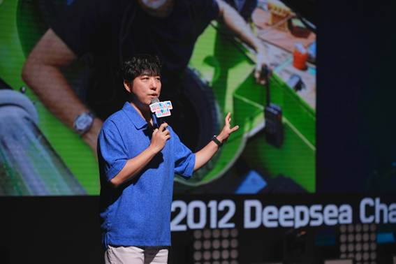 21일 서울 강남구 가빈아트홀에서 펼쳐진 '제3회 어린이 과학연극 페스티벌' 2부에서 과학 커뮤니케이터 '궤도'가 ‘깊은 바다 속 미지의 세계, 심해 탐험 이야기’를 주제로 특강을 하고 있다.
