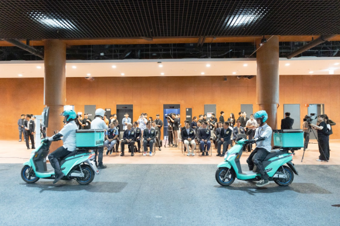 지난 19일 열린 경기도 하남시 배민라이더스쿨 개관 기념식에서 이륜차 교육 전문 강사들이 참석자를 대상으로 안전 교육 시연을 하고 있다.