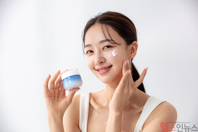 환절기 건조한 날씨에는 단순히 크림을 바르는 것보다, 히알루론산·글리세린처럼 수분을 끌어당기는 성분과 시어버터·스쿠알란처럼 수분을 지켜주는 성분이 함께 들어 있는 보습 화장품을 선택하는 것이 피부 건강을 지키는 핵심이다. /사진=클립아트코리아