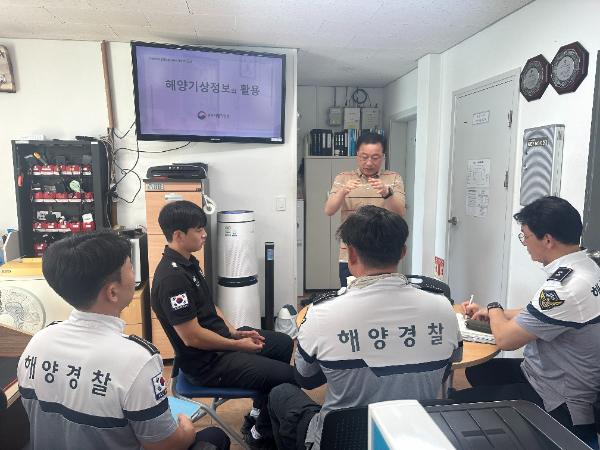 여수해경서 돌산파출소 직원 교육. ⓒ 서해해경청