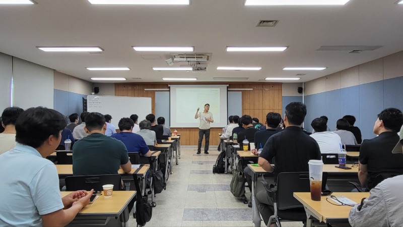 협력사 안전관리자들이 전문화교육을 경청하고 있다./한화 건설부문
