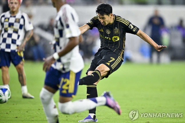 슈팅을 시도하는 손흥민 / 사진=연합뉴스