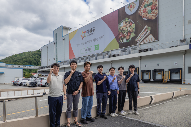 (왼쪽부터) 엔콜에이아이㈜ 최명인 대표, 중앙대 이상훈 박사, ㈜아워홈 차형규 계룡공장장, 윤정섭 책임, 임규암 팀장, 최현석 책임, 중앙대 강병관 박사. (사진제공=중앙대)