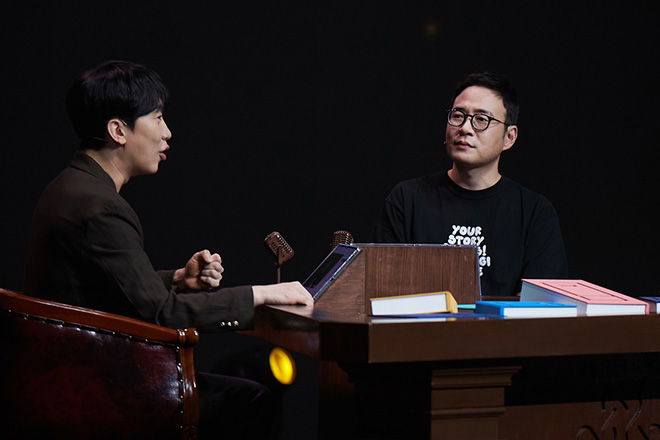 '마비노기 모바일' 이진훈 디렉터(오른쪽)가 온라인 쇼케이스 '빅 캠프파이어'에서 대화를 나누고 있다. 사진 제공 : 넥슨