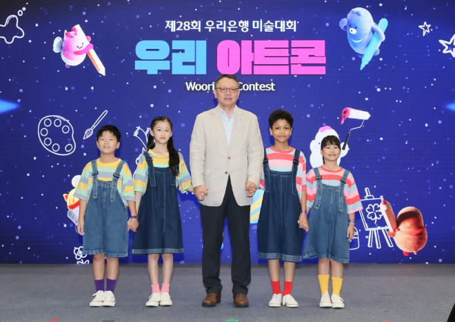 지난 20일 킨텍스(KINTEX)에서 열린 '우리아트콘'에서 우리은행 정진완 행장과 우리다문화어린이합창단 대표 어린이들이 기념사진을 촬영하고 있다. ⓒ 우리은행