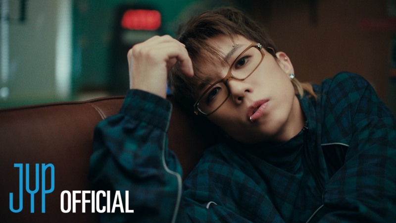 장우영, 수록곡 ‘늪’ 트랙 비디오 공개…비현실적 무대 위 ‘퍼포머’ 매력 발산