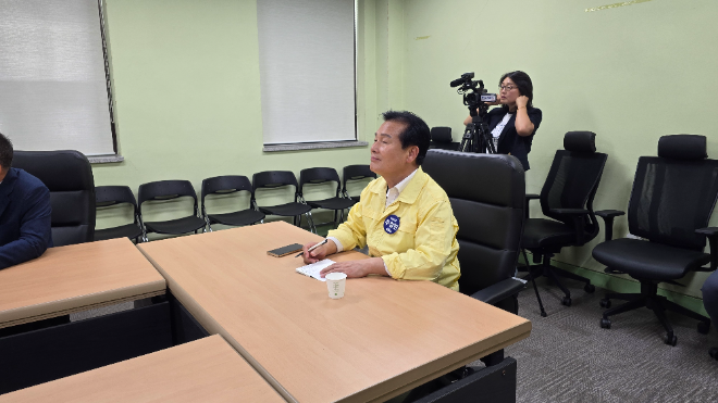 더불어민주당 전남도당위원장 주철현 국회의원(여수시갑)이 9월 22일 전남 영광군을 찾아 재생에너지 주요 사업지인 영농형 태양광 발전단지와 초대형 풍력 실증단지를 차례로 방문했다. 이번 현장 방문은 전남도 에너지산업 관계자들과 함께 지역 내 신재생에너지 인프라를 점검하고, 향후 정책 방향을 모색하기 위한 차원에서 진행됐다.