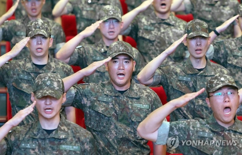 이재용 삼성전자 회장의 장남 이지호 씨가 23일 오전 경남 창원시 진해구 해군사관학교 웅포 강당에서 열린 '제139기 해군 사관후보생 입교식'에서 힘차게 경례하고 있다.연합뉴스