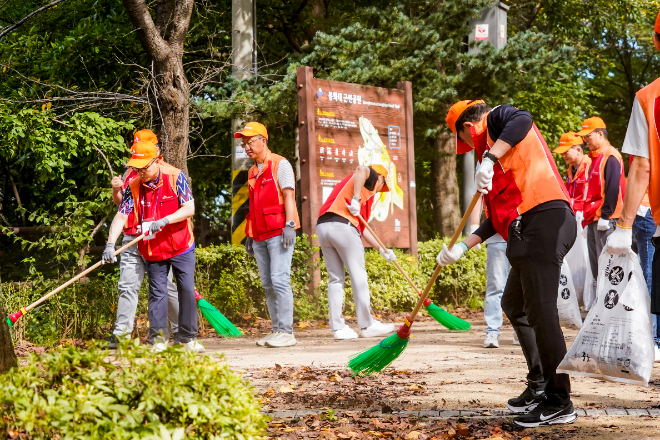박진효 SK브로드밴드 대표가 임직원들과 함께 23일 서울 구로구 개웅산 둘레길 일대에서 봉사활동을 펼쳤다. ⓒ SK브로드밴드