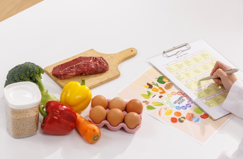 암 치료 후에는 특정 음식에 의존하기보다 다양한 영양소를 균형 있게 섭취하는 것이 회복에 도움이 된다. (클립아트코리아)