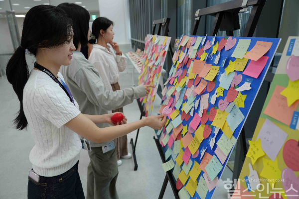 삼성바이오로직스 임직원들이 22일 진행된 '마음챙김 응원 데이' 이벤트에 참여하고 있다. (사진 제공=삼성바이오로직스)