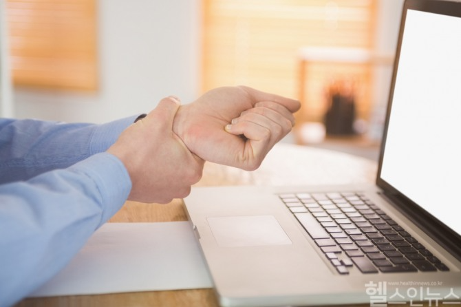 반복적인 손목 사용은 신경 압박을 일으켜 손 저림과 통증을 유발할 수 있다 / 사진=클립아트코리아