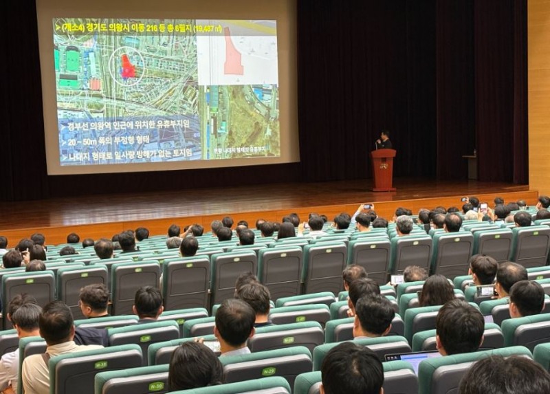 국가철도공단은 정부의 신재생에너지 확대 정책을 적극 이행하기 위해 국토교통부와 공동으로 ‘태양광발전 확대를 위한 철도 유휴부지 임대설명회’를 대전 본사에서 개최했다고 23일 밝혔다./국가철도공단