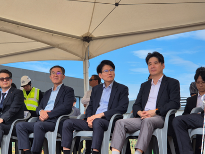 23일 토공 자동화 기술 시연 행사에서 김태병 국토교통부 기술안전정책관(앞줄 왼쪽 세 번째)과 조성민 한국도로공사 도로교통연구원 연구처장(앞줄 왼쪽 네 번째) 및 관계자들이 참관 중이다. ⓒ한국도로공사