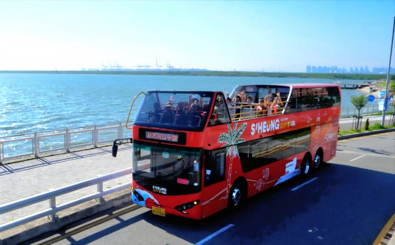 시흥시민들이 시티투어 이층버스에 탑승해 버스투어를 즐기는 모습(시흥시 제공)