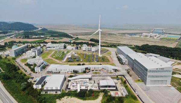 전북 부안 신재생에너지단지 내에 위치한 현대건설 수전해 기반 수소 생산기지 전경 모습. ⓒ 현대건설