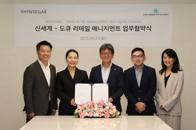 왼쪽부터 신세계백화점 박상언 팩토리 담당, 신세계백화점 장수진 상품본부장, 도큐 리케일 매니지먼트 대표이사 홋타 마사미치, 도큐 리테일 매니지먼트 상무 호리우치 켄스케, 시부야109 엔터테인먼트 대표이사 이시카와 아유미. ⓒ 신세계백화점