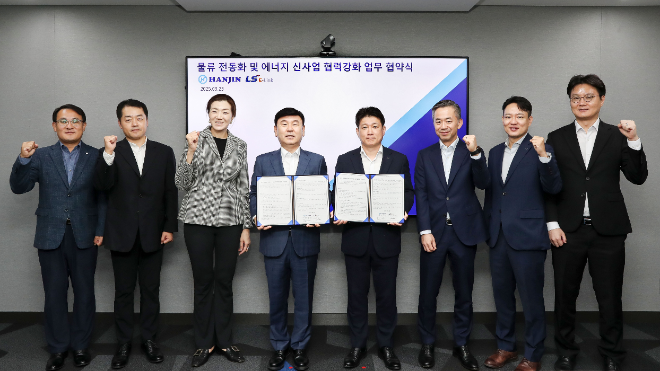 ㈜한진과 LS이링크가 물류 전동화 및 에너지 신사업 협력 강화를 위한 MOU를 체결하고 기념사진을 촬영하고 있다.왼쪽 3번째부터 ㈜한진 조현민 사장, ㈜한진 노삼석 대표이사 사장, LS 이링크 김대근 대표이사. ⓒ 한진