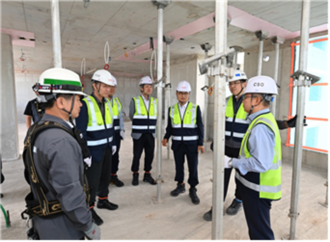 HDC현대산업개발은 23일 광주 센테니얼 아이파크 현장에서 시공혁신단 주관의 산학연 연합자문을 진행했다.(사진 오른쪽부터)조태제 대표이사(CSO), 민성우 건축본부장, 박호종 시공혁신단 부단장, 홍건호 한국콘크리트학회장, 이종근 사외전문가, 박홍근 시공혁신단장, 정한효 광주 센테니얼 아이파크 현장소장. ⓒ HDC현대산업개발