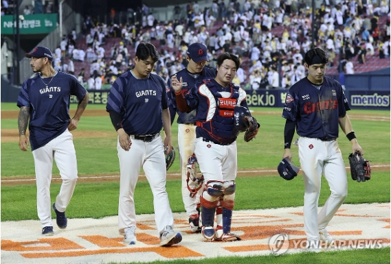 '18점 폭발→2연패 급락' 롯데, 경기력 기복에 포스트시즌 막혔다...6전승이 유일한 희망