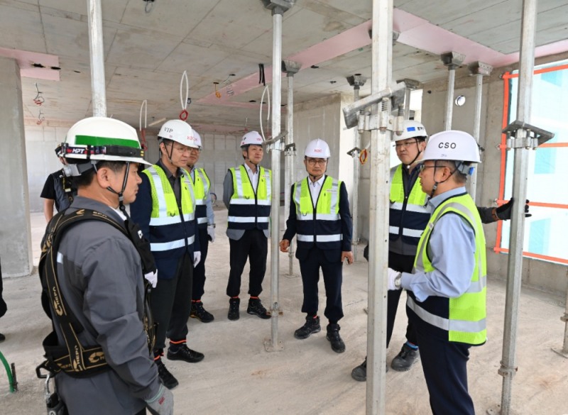 HDC현대산업개발이 지난 23일 광주 센테니얼 아이파크 현장에서 시공혁신단 주관의 산학연 연합자문을 진행했다. (사진 오른쪽부터) 조태제 HDC현대산업개발 대표이사(CSO), 민성우 HDC현대산업개발 건축본부장, 박호종 HDC현대산업개발 시공혁신단 부단장, 홍건호 한국콘크리트학회장, 이종근 사외전문가박홍근 HDC현대산업개발 시공혁신단장(서울대학교 교수), 정한효 광주 센테니얼 아이파크 현장소장./HDC현대산업개발