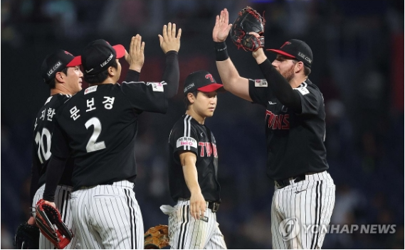 승리한 LG 선수단이 기뻐하고 있다. / 사진=연합뉴스