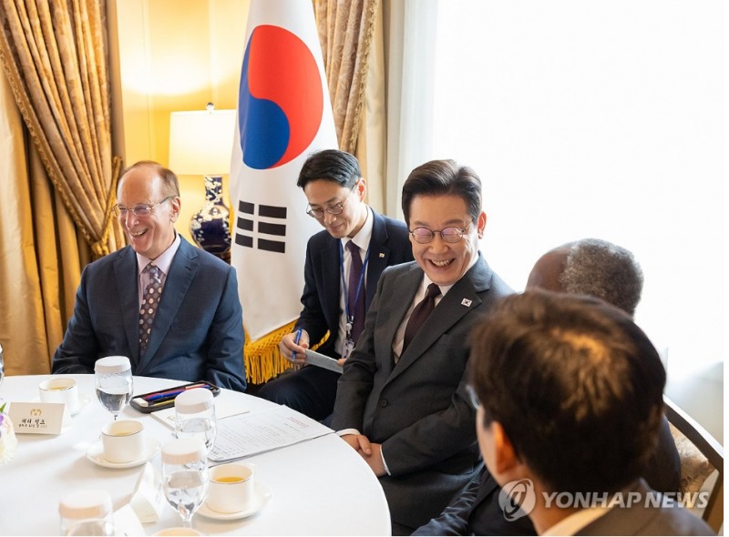 래리 핑크 블랙록 CEO는 지난22일(현지시간) 이 대통령을 만난 자리에서 한국이 아시아태평양 인공지능 수도가 될 수 있도록 대규모 투자를 포함해 협력하기도 했다. 사진=공동취재단