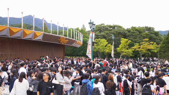 지난 19일 굿닥터네트웍스가 주최한 ‘2025년 제4회 선행 나들이’ 행사에 참여한 봉사자들이 서울랜드 정문 앞에 집결해 보육원 아이들과 만나고 있다.