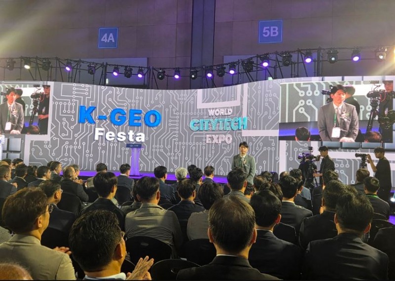 24일 경기도 고양 킨텍스에서 개최된 ‘2025 K-GEO Festa’ 개막식 행사에 참석하고 있는 손훈 국가철도공단 철도혁신연구원장(가운데)./국가철도공단