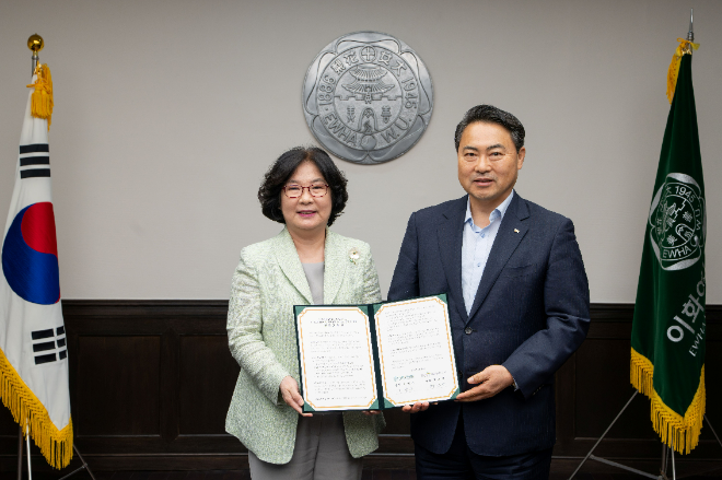24일 협약식에서 이향숙 이화여대 총장과 황보연 서울에너지공사 사장이 협약서를 들고 기념촬영을 하고 있다. (사진제공=이화여대)