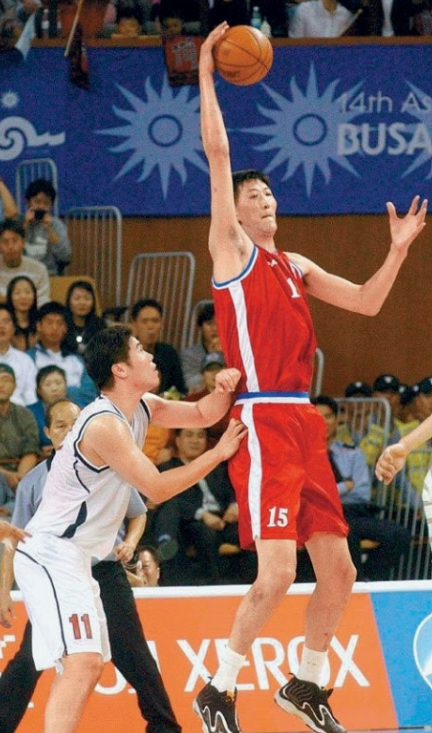 1990년대 후반 남북한 친선 농구 경기에서 북한 '공훈체육인' 최장신 센터 리명훈(2m35)이 한국 센터 서장훈과 볼을 다투는 모습