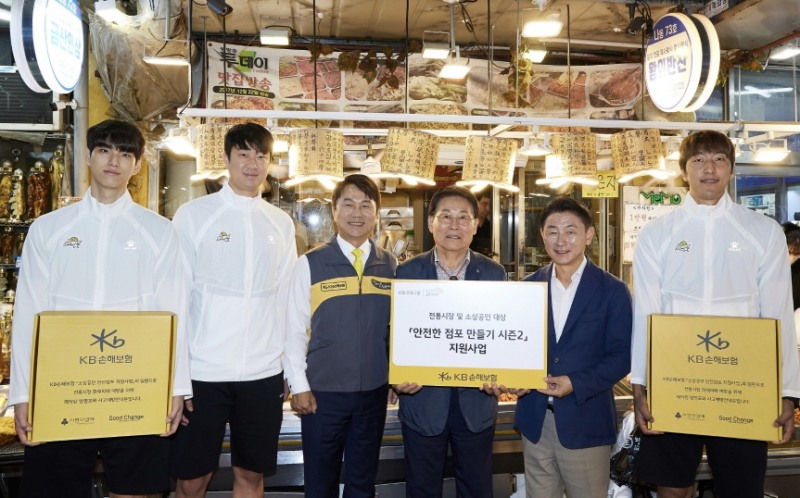 KB손해보험은 24일, KB스타즈 배구단 연고지인 경기도 의정부시에 위치한 전통시장과 인근 점포를 대상으로 ‘안전한 점포 만들기’ 사업을 진행했다. 왼쪽부터 KB스타즈 임성진 선수, 나경복 선수, KB손해보험 구본욱 사장(왼쪽에서 세번째), 조진식 의정부제일시장번영회장, 김동근 의정부시장, KB스타즈 차영석 선수./KB손해보험