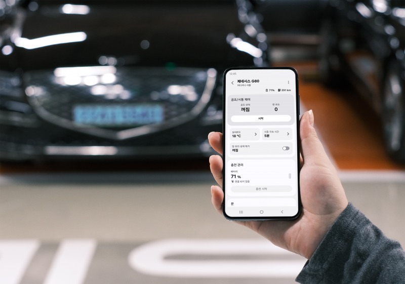 삼성 스마트싱스로 커넥티드 카 서비스를 이용하는 모습./현대차