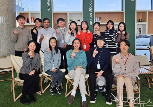 Group photo of Dr. Hyunjoo Cha’s research team (front row, center: Principal Investigator Dr. Hyunjoo Cha). (Photo courtesy of the Korea Research Institute of Bioscience and Biotechnology)