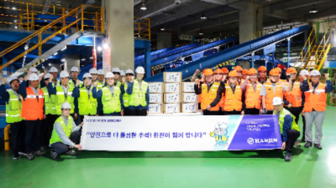 한진 임직원이 안전하고 원활한 추석 특수기 운영을 기원하며 기념촬영을 하고있다. ⓒ 한진