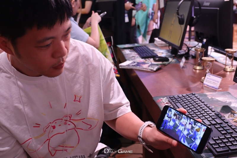 첸민 총괄 디렉터가 게임 속 세상에서 많은 이용자가 함께 즐기는 모습을 보여줬다.