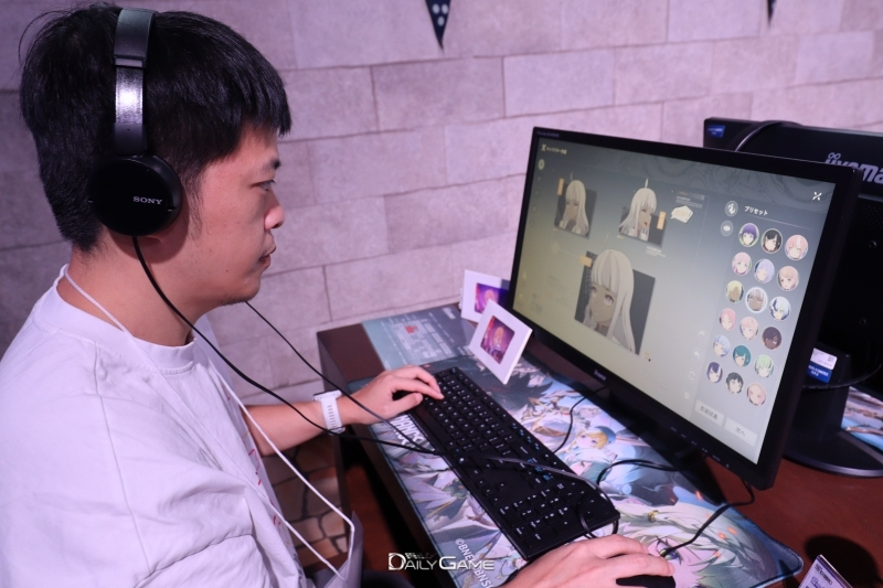 첸민 디렉터가 TGS 2025 체험 버전으로 캐릭터 커스터마이징 과정을 소개하는 모습.