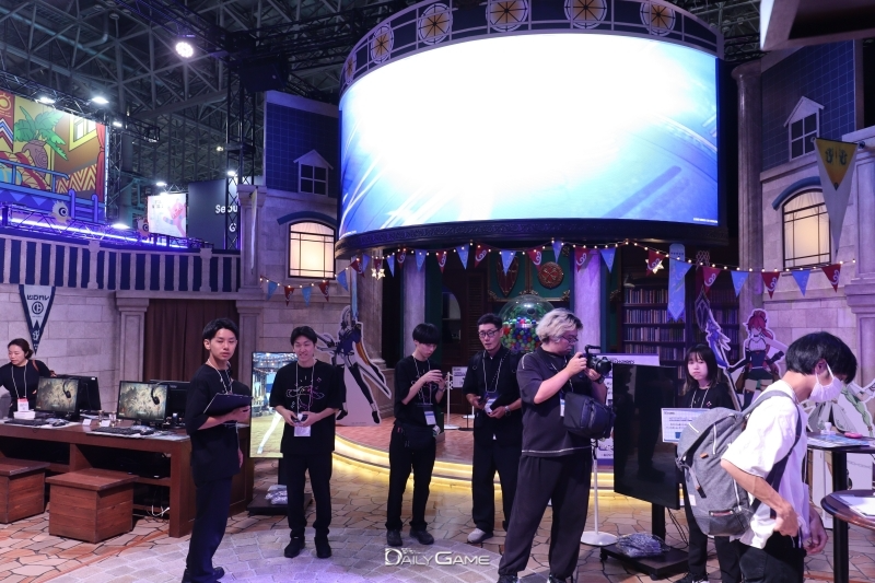 TGS 2025 B2C 전시장에 마련된 '블루 프로토콜: 스타 레조넌스' 부스. 개막을 맞아 관람객을 맞이할 준비로 분주한 모습이었다.