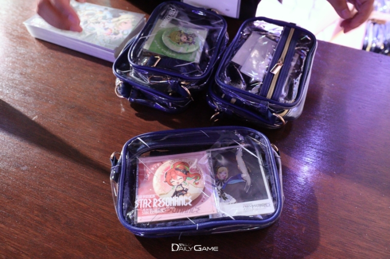 현장에서 공식 X를 팔로우하면 다양한 굿즈가 담긴 선물세트를 받을 수 있다.