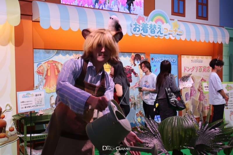 '두근두근 타운' 부스는 게임 속 캐릭터가 직접 관람객을 맞이한다.