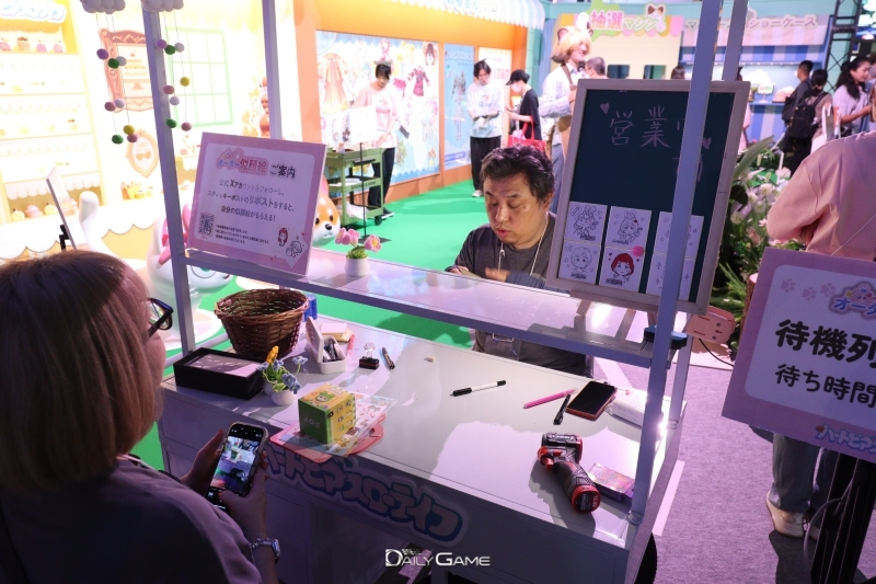 게임 캐릭터 풍으로 그려진 캐리커쳐 부스는 여성 관람객에게 많은 관심을 받았다.