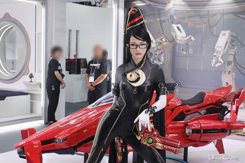 TGS 2025 넥슨 '퍼스트 디센던트' 부스에서 호버바이크를 탑승한 베요네타를 먼저 만날 수 있다.