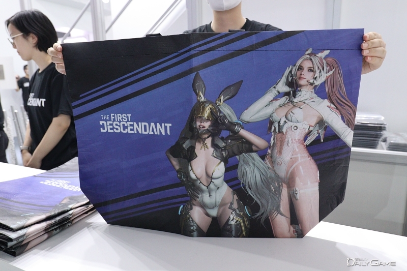 현장 관람객에게 제공되는 굿즈들.