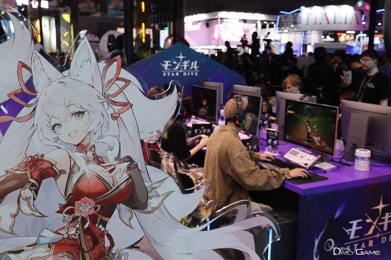TGS 2025 관람객이 현장에서 게임을 체험하는 모습.
