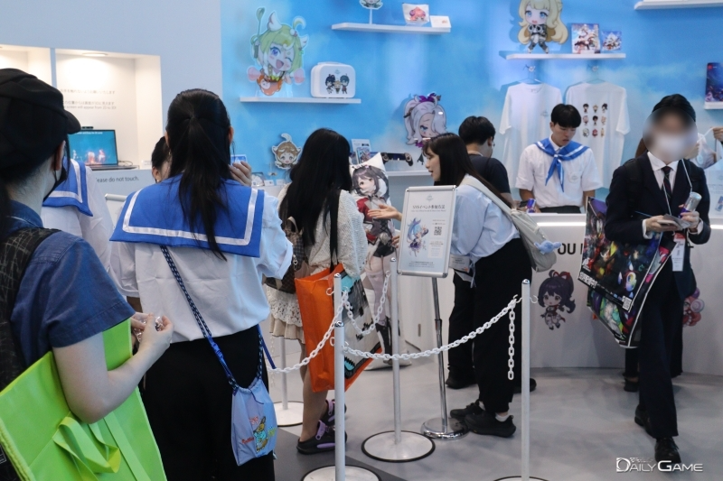 굿즈존에도 첫 날부터 많은 관람객이 방문했다.