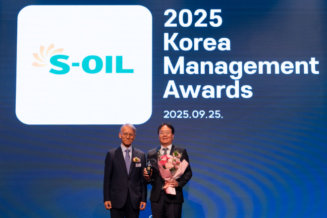 '2025 한국경영대상'에서 S-OIL 이영호 영업전략부문장(오른쪽)과 산업정책연구원 김영기 원장이 기념 촬영을 하고 있다. ⓒ S-OIL