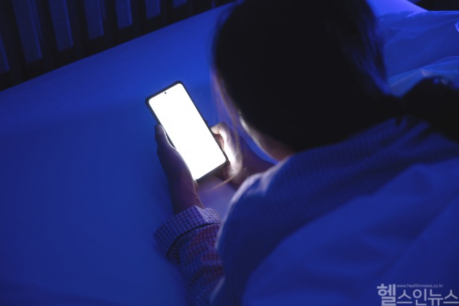 Blue light from smartphone and computer screens can cause eye strain and disrupt sleep, making lifestyle management essential for prolonged use. / Photo=ClipArtKorea